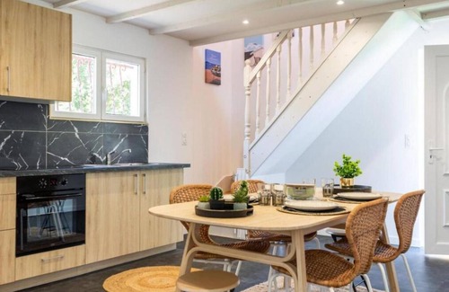 Lanton House | House a stone's throw from the port