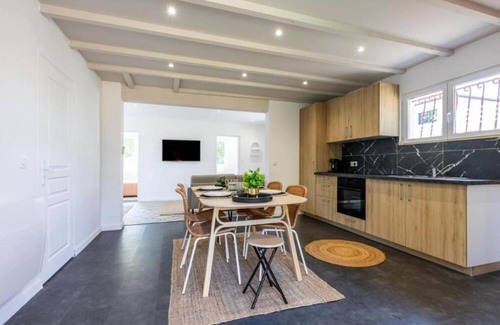 Lanton House | House a stone's throw from the port