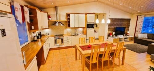 Napapiiri Villa | House at the Arctic Circle- next to Santa Claus