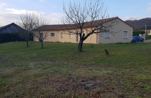 Condat-sur-Vezere House | House by a river