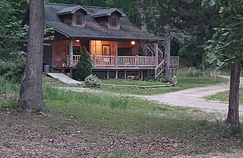 Flippin Cabin | House by the stream