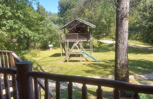 Flippin Cabin | House by the stream