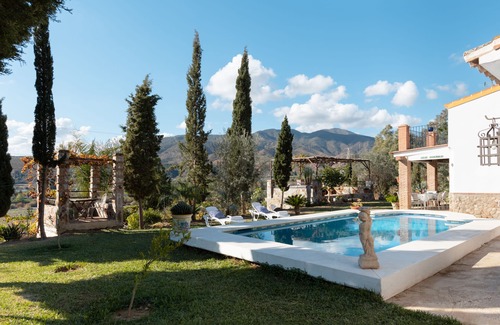 Alora Cottage | House cited in an environment of vegetation, very communicated with its surroundings