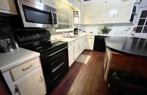 Hartsfield House | House-Family-Ensuite with Shower-Pool View-DeMott House