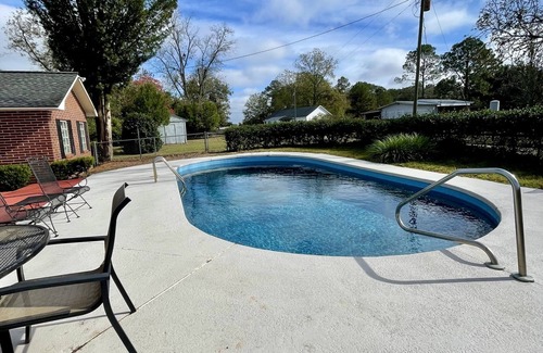 Hartsfield House | House-Family-Ensuite with Shower-Pool View-DeMott House