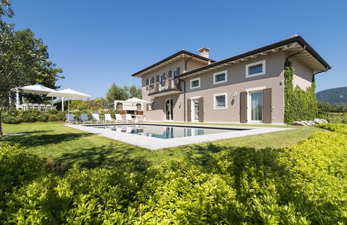 San Felice del Benaco Villa | House for 6 adults and 4 kids, 3 bedrooms, private garden, swimming-pool and spa