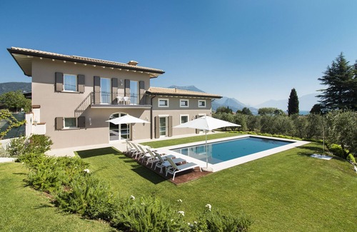 San Felice del Benaco Villa | House for 6 adults and 4 kids, 3 bedrooms, private garden, swimming-pool and spa
