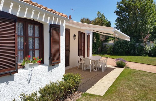 La Chaume House | House for 6 people, verdant scenery, 200 m from the sea. Garden. Very quiet.