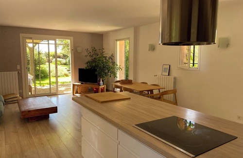 La Londe-les-Maures Villa | House for 7 with swimming pool in a green setting. Golf course 5 minutes away, beaches 15 minutes.