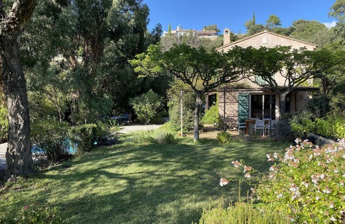 La Londe-les-Maures Villa | House for 7 with swimming pool in a green setting. Golf course 5 minutes away, beaches 15 minutes.