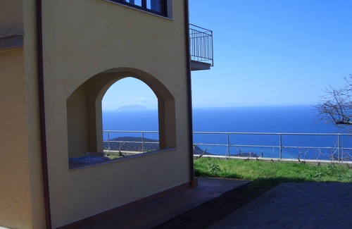 Isola del Giglio House | House ground floor with garden and terrace of spectacular views