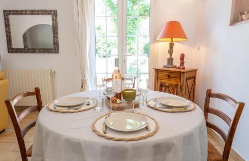 Les Sablettes Villa | House in Sablettes with Garden & Parking