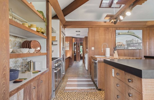 La Loma House | House in the Clouds : As seen on Netflix