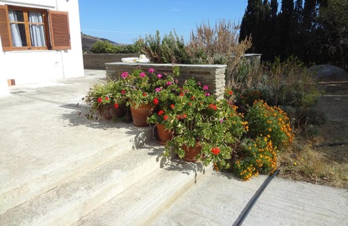 Megas Yialos-Nites House | House in the grass land.