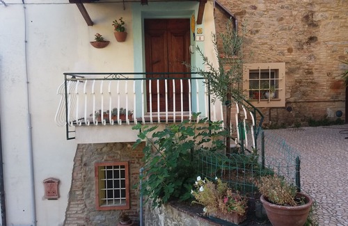 Chianni House | house in the historic village in the Tuscan hills