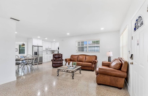 Westchester House | House is 15 min from anywhere. Miami Children Hospital, 8 miles MIA
