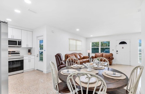 Westchester House | House is 15 min from anywhere. Miami Children Hospital, 8 miles MIA