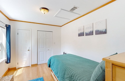 Warrington House | House near downtown & beach with fenced yard, streaming, books & AC