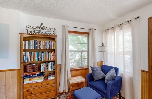 Warrington House | House near downtown & beach with fenced yard, streaming, books & AC