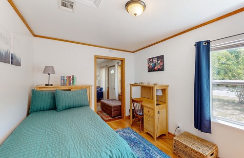 Warrington House | House near downtown & beach with fenced yard, streaming, books & AC