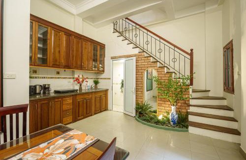 Trang Tien Apartment | House of Comfort - 3 BR & 3 baths - 1' to Hoan Kiem Lake & Old Quarter