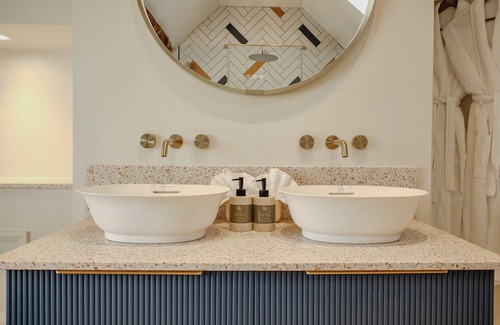 Broadway Hotel | House of George W. Davies