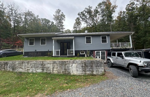 Kabletown House | House of Gunn: games, pets welcome