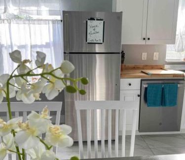 Crystal River House | House of Manatees-Entire house with yard, fire pit, dog friendly