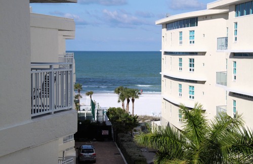 Siesta Key Condo | House of the Sun top floor 2/2 on the Gulf side with views of Gulf