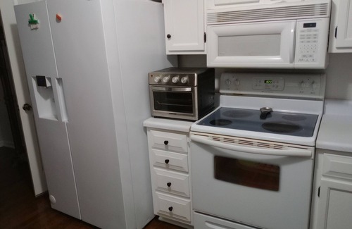 Bowling Green House | House on a quiet court, close to hospitals,restaurants and retail.