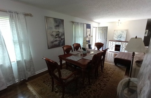 Bowling Green House | House on a quiet court, close to hospitals,restaurants and retail.
