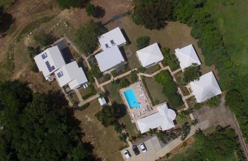 Anse des Rochers House | House robin