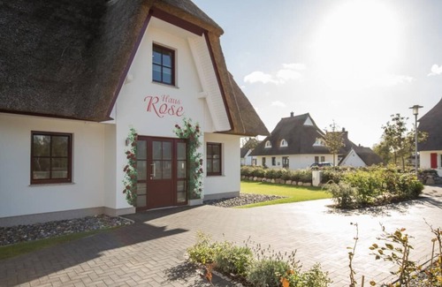 Fuhlendorf House | House Rose, luxury vacation home in Fuhlendorf for 4 people with sauna and beach chair