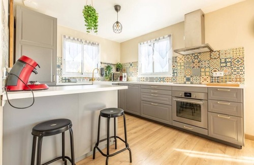 Laschamps Apartment | House sleeps 12 with all comforts