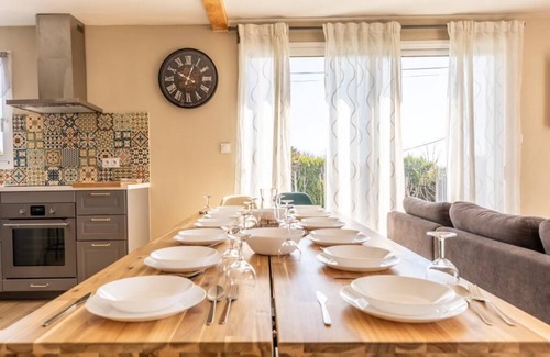 Laschamps Apartment | House sleeps 12 with all comforts