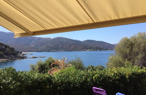 Casaglione House | HOUSE SEASIDE HOLIDAY FEET IN THE WATER