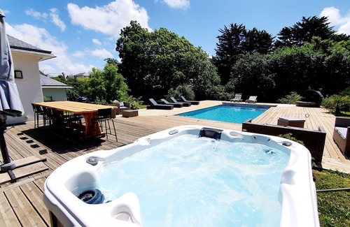 Landeda Villa | House sleeps 12 with pool/spa