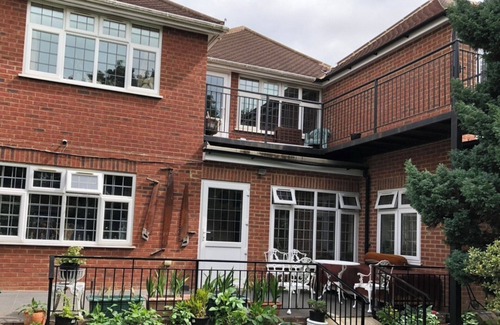 High Wycombe House | House - Sleeps 2 - Patio - Parking