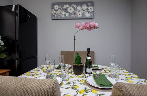 Sheffield House | House -Sleeps 8, parking, suitable for contractors