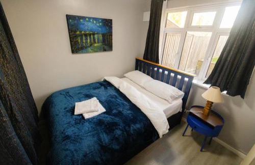 Winchester House | House - Sleeps 8 - Parking - Garden