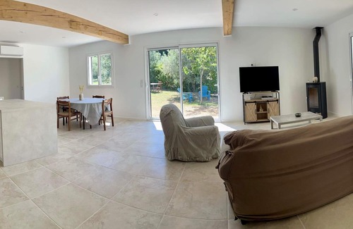 Ceyreste House | House surrounded by olive trees, set against a hill, on 2000 m2 of quiet land