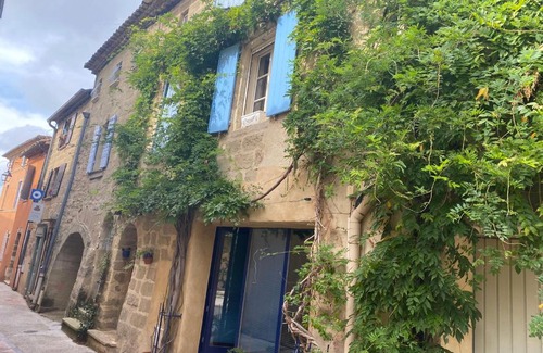 Saint-Quentin-la-Poterie Villa | House with a terrace and 3 bed rooms in a quiet city center