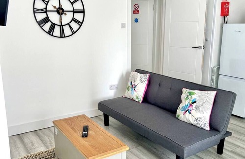 Luton Apartment | House with 5 apartments on two floors, 2 ground, 2 1st floor and 1 second floor.
