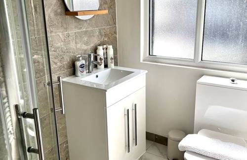 Luton Apartment | House with 5 apartments on two floors, 2 ground, 2 1st floor and 1 second floor.