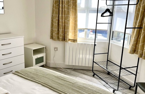 Luton Apartment | House with 5 apartments on two floors, 2 ground, 2 1st floor and 1 second floor.