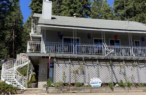 Peninsula Village House | House with 6 rooms each with private bath across street from lake!