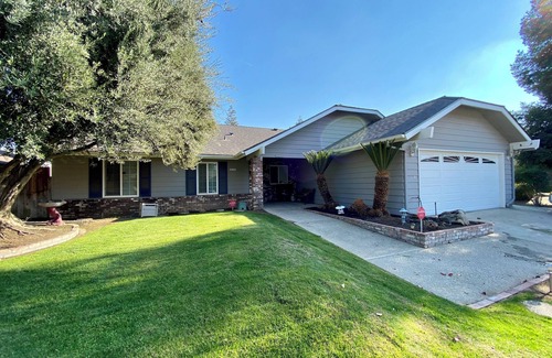 Raisin House | House with a pool next to River Park