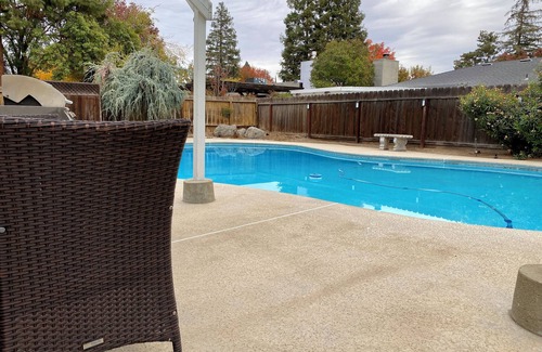 Raisin House | House with a pool next to River Park