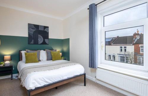 Shirley House | House With Driveway Close To Southampton Hospital