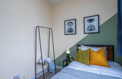 Shirley House | House With Driveway Close To Southampton Hospital